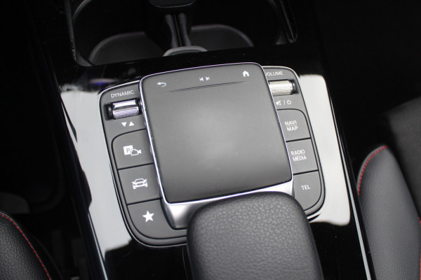Mercedes-Benz A-Klasse 180 Business Solution AMG / Panoramadak / Camera / Sfeerverlichting / Apple CarPlay / 18'' / DAB / Stoelverwarming / Cruise Control