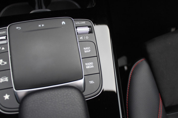 Mercedes-Benz A-Klasse 180 Business Solution AMG / Panoramadak / Camera / Sfeerverlichting / Apple CarPlay / 18'' / DAB / Stoelverwarming / Cruise Control