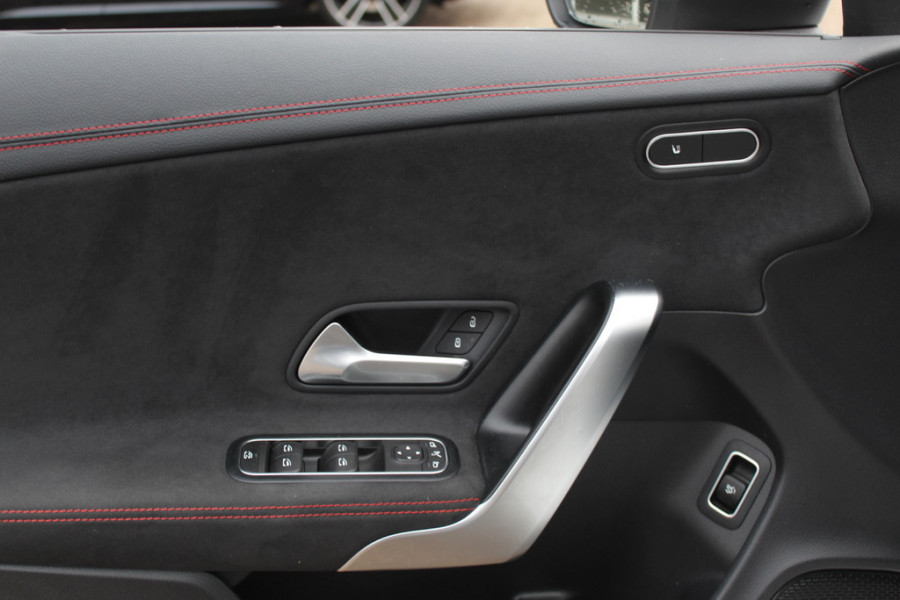 Mercedes-Benz A-Klasse 180 Business Solution AMG / Panoramadak / Camera / Sfeerverlichting / Apple CarPlay / 18'' / DAB / Stoelverwarming / Cruise Control
