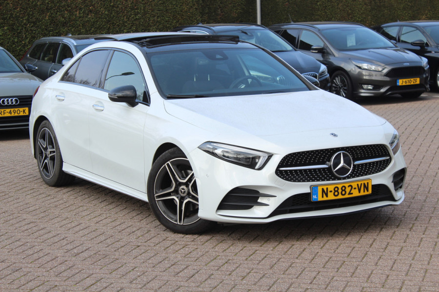 Mercedes-Benz A-Klasse 180 Business Solution AMG / Panoramadak / Camera / Sfeerverlichting / Apple CarPlay / 18'' / DAB / Stoelverwarming / Cruise Control