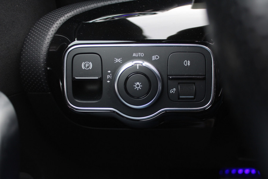 Mercedes-Benz A-Klasse 180 Business Solution AMG / Panoramadak / Camera / Sfeerverlichting / Apple CarPlay / 18'' / DAB / Stoelverwarming / Cruise Control