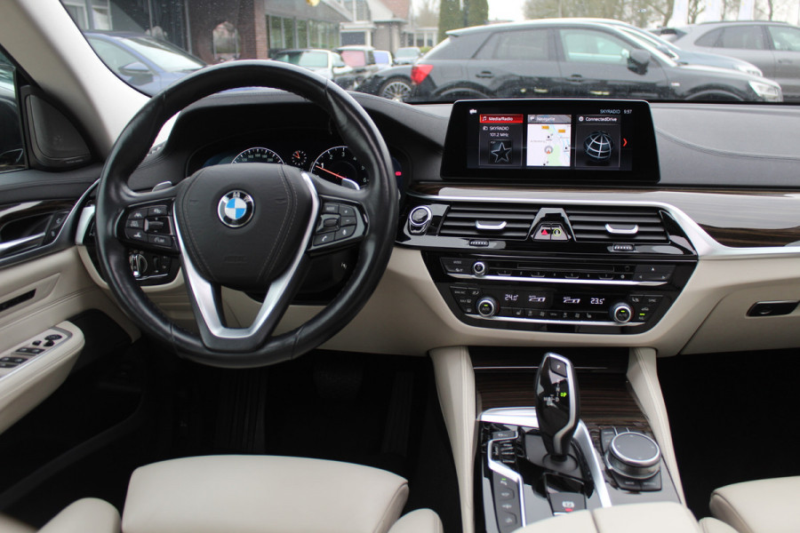 BMW 6 Serie Gran Turismo 630i High Exe. Edition 68.661 km! / Panoramadak / 360Camera / Head-up / Luchtvering / 20'' / Luxe Leder / Safety Pack / Luxury Line / Navigatie / Stoelverwarming