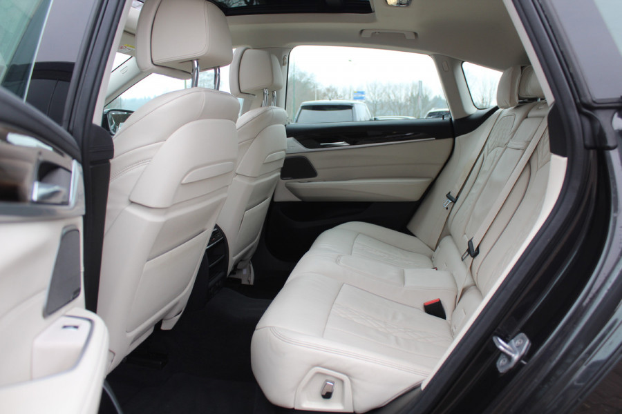 BMW 6 Serie Gran Turismo 630i High Exe. Edition 68.661 km! / Panoramadak / 360Camera / Head-up / Luchtvering / 20'' / Luxe Leder / Safety Pack / Luxury Line / Navigatie / Stoelverwarming