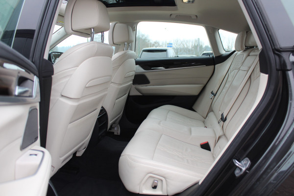 BMW 6 Serie Gran Turismo 630i High Exe. Edition 68.661 km! / Panoramadak / 360Camera / Head-up / Luchtvering / 20'' / Luxe Leder / Safety Pack / Luxury Line / Navigatie / Stoelverwarming