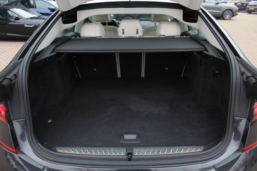 BMW 6 Serie Gran Turismo 630i High Exe. Edition 68.661 km! / Panoramadak / 360Camera / Head-up / Luchtvering / 20'' / Luxe Leder / Safety Pack / Luxury Line / Navigatie / Stoelverwarming