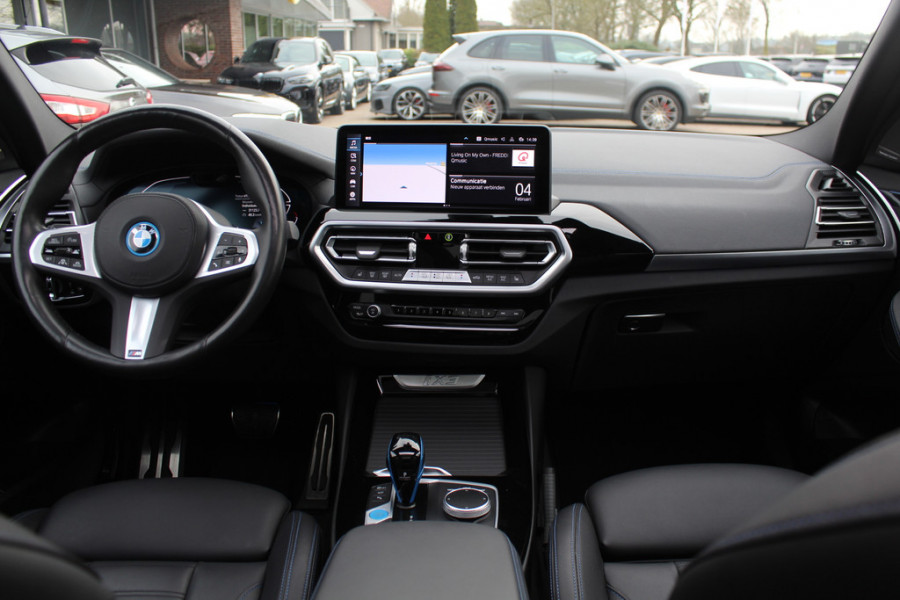 BMW iX3 High Executive 80 kWh / SoH 99% / Trekhaak / Panoramadak / 360Camera / Head-up / 20'' / Leder / Harman Kardon / Sfeerverlichting / Dodehoek / DAB / Stoelverwarming / ACC