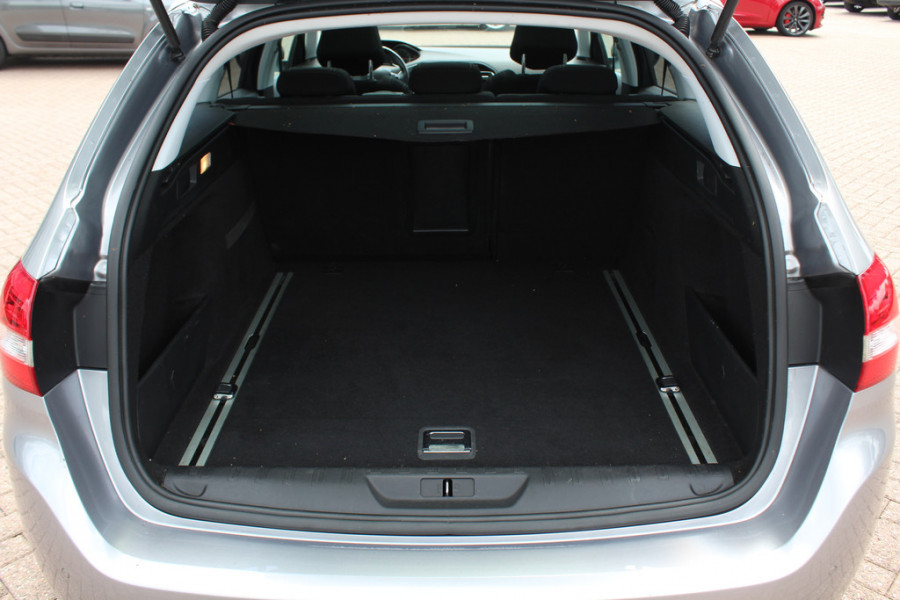 Peugeot 308 SW 1.2 PureTech Blue Lease Exe. / NIEUWSTAAT! / Panoramadak / Navigatie / Parkeerhulp V+A / 16'' / DAB / Cruise Control