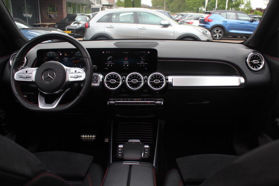 Mercedes-Benz Glb 200 Premium Plus 7p. / Panoramadak / Camera / 20'' / Sfeerverlichting / Navigatie / Dodehoek / DAB / Stoelverwarming / Cruise Control