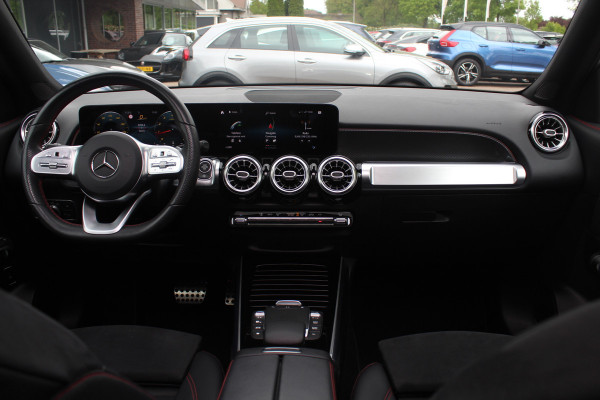 Mercedes-Benz Glb 200 Premium Plus 7p. / Panoramadak / Camera / 20'' / Sfeerverlichting / Navigatie / Dodehoek / DAB / Stoelverwarming / Cruise Control