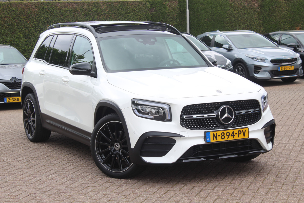 Mercedes-Benz Glb 200 Premium Plus 7p. / Panoramadak / Camera / 20'' / Sfeerverlichting / Navigatie / Dodehoek / DAB / Stoelverwarming / Cruise Control Mercedes-Benz Glb 200 Premium Plus 7p. / Panoramadak / Camera / 20'' / Sfeerverlichting / Navigatie / Dodehoek / DAB / Stoelverwarming / Cruise Control