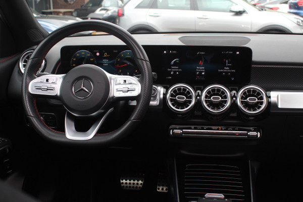 Mercedes-Benz Glb 200 Premium Plus 7p. / Panoramadak / Camera / 20'' / Sfeerverlichting / Navigatie / Dodehoek / DAB / Stoelverwarming / Cruise Control