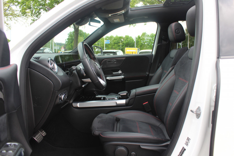 Mercedes-Benz Glb 200 Premium Plus 7p. / Panoramadak / Camera / 20'' / Sfeerverlichting / Navigatie / Dodehoek / DAB / Stoelverwarming / Cruise Control
