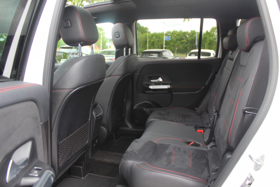 Mercedes-Benz Glb 200 Premium Plus 7p. / Panoramadak / Camera / 20'' / Sfeerverlichting / Navigatie / Dodehoek / DAB / Stoelverwarming / Cruise Control
