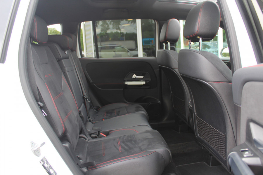 Mercedes-Benz Glb 200 Premium Plus 7p. / Panoramadak / Camera / 20'' / Sfeerverlichting / Navigatie / Dodehoek / DAB / Stoelverwarming / Cruise Control