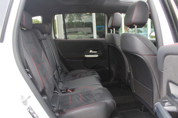 Mercedes-Benz Glb 200 Premium Plus 7p. / Panoramadak / Camera / 20'' / Sfeerverlichting / Navigatie / Dodehoek / DAB / Stoelverwarming / Cruise Control