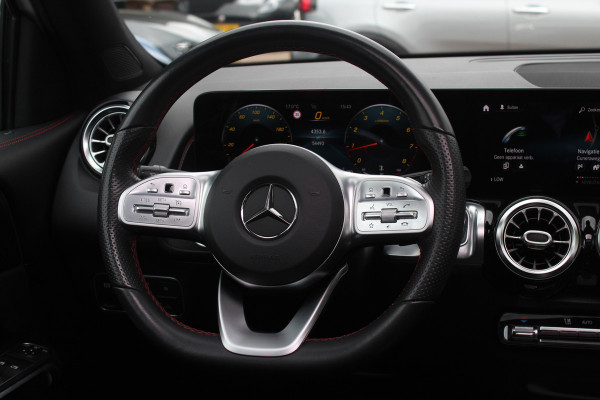 Mercedes-Benz Glb 200 Premium Plus 7p. / Panoramadak / Camera / 20'' / Sfeerverlichting / Navigatie / Dodehoek / DAB / Stoelverwarming / Cruise Control