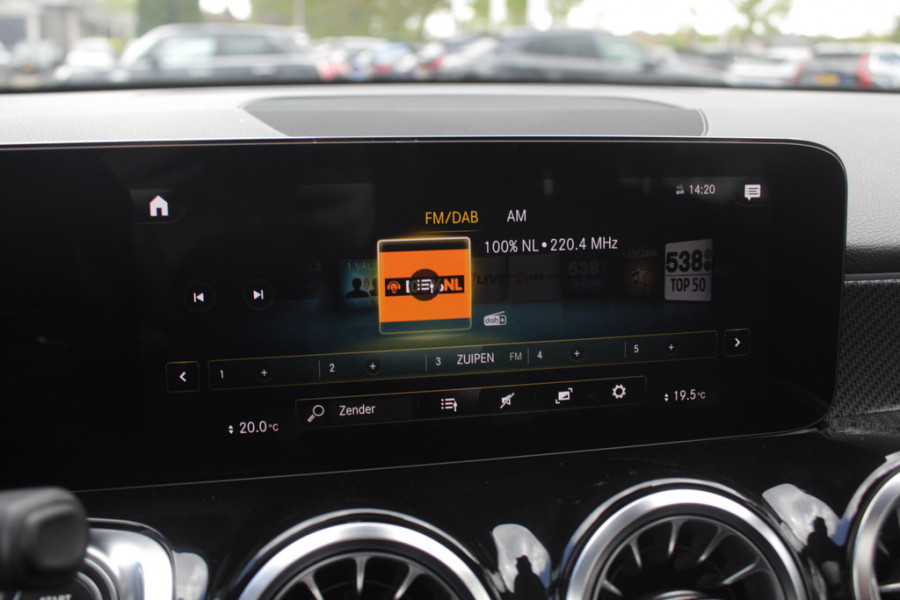 Mercedes-Benz Glb 200 Premium Plus 7p. / Panoramadak / Camera / 20'' / Sfeerverlichting / Navigatie / Dodehoek / DAB / Stoelverwarming / Cruise Control