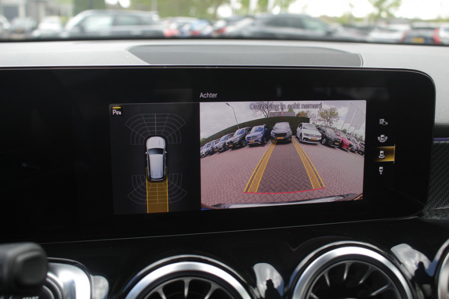 Mercedes-Benz Glb 200 Premium Plus 7p. / Panoramadak / Camera / 20'' / Sfeerverlichting / Navigatie / Dodehoek / DAB / Stoelverwarming / Cruise Control