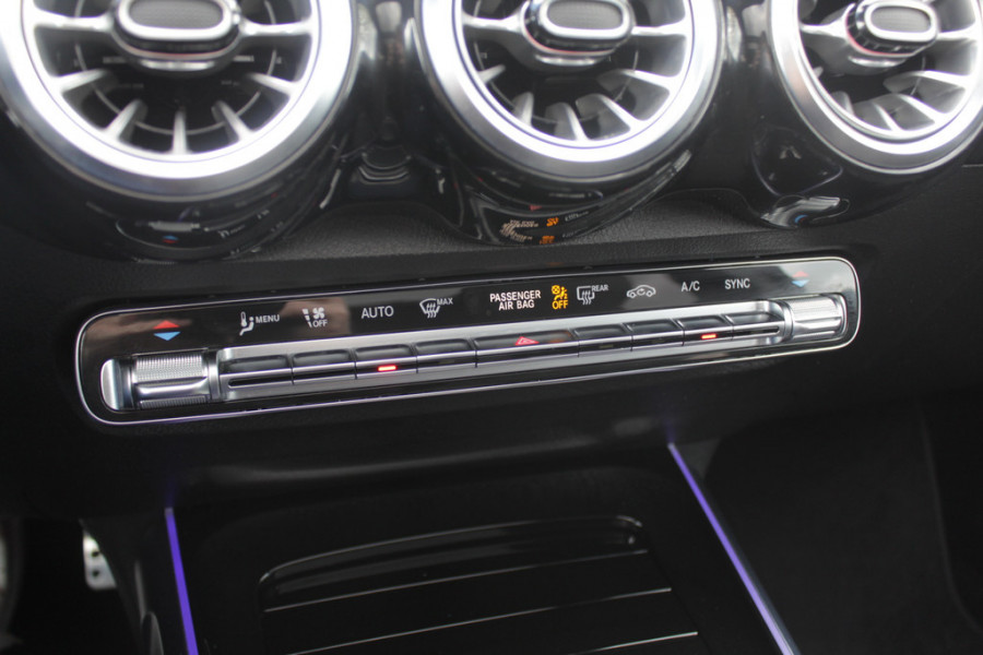 Mercedes-Benz Glb 200 Premium Plus 7p. / Panoramadak / Camera / 20'' / Sfeerverlichting / Navigatie / Dodehoek / DAB / Stoelverwarming / Cruise Control