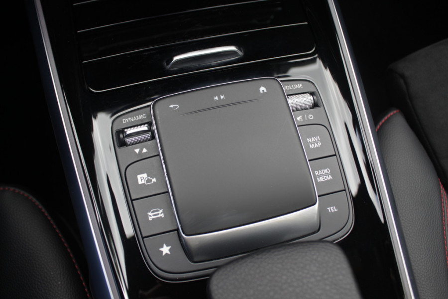 Mercedes-Benz Glb 200 Premium Plus 7p. / Panoramadak / Camera / 20'' / Sfeerverlichting / Navigatie / Dodehoek / DAB / Stoelverwarming / Cruise Control