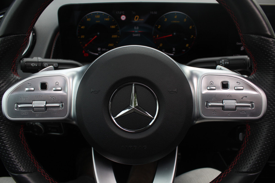 Mercedes-Benz Glb 200 Premium Plus 7p. / Panoramadak / Camera / 20'' / Sfeerverlichting / Navigatie / Dodehoek / DAB / Stoelverwarming / Cruise Control