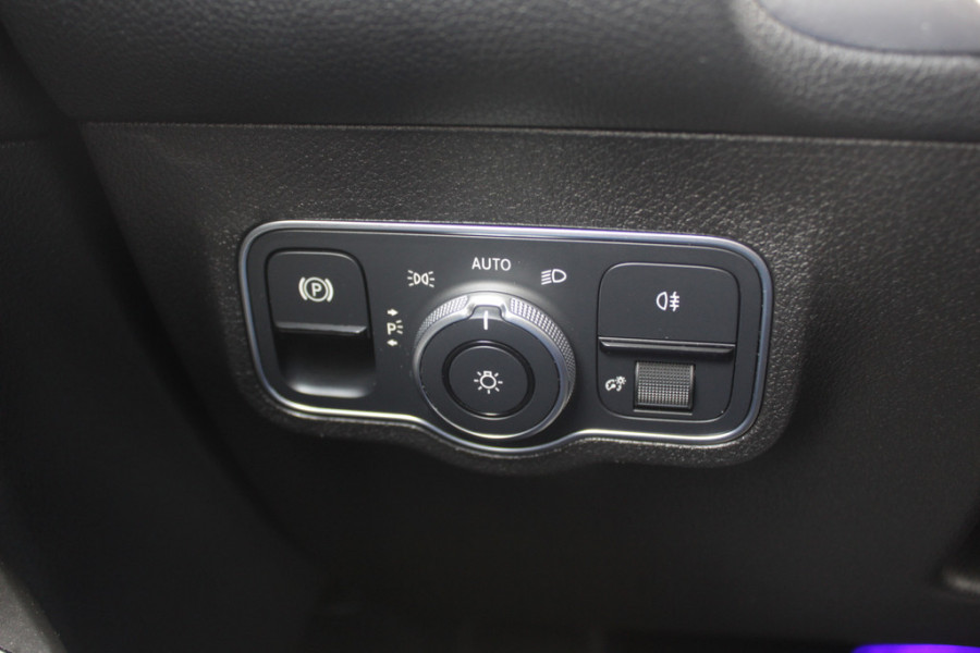 Mercedes-Benz Glb 200 Premium Plus 7p. / Panoramadak / Camera / 20'' / Sfeerverlichting / Navigatie / Dodehoek / DAB / Stoelverwarming / Cruise Control