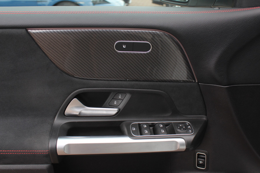 Mercedes-Benz Glb 200 Premium Plus 7p. / Panoramadak / Camera / 20'' / Sfeerverlichting / Navigatie / Dodehoek / DAB / Stoelverwarming / Cruise Control