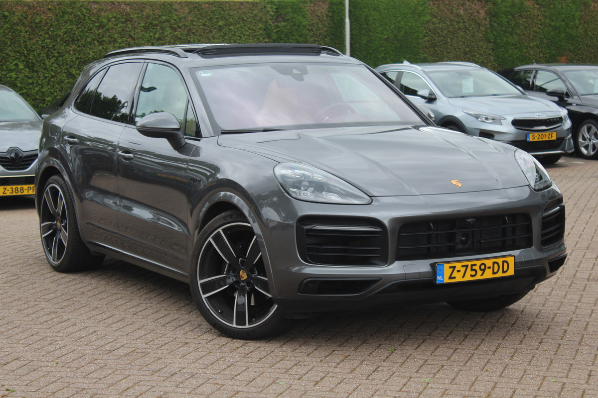 Porsche Cayenne 3.0 E-Hybrid Platinum Edition / Trekhaak / Panoramadak / 360Camera / 22'' / Matrix LED / Luchtvering / Sportdesign / Sportchrono / Keyless / Stoelventilatie / Stuurverwarming / Dodehoek / DAB / ACC Porsche Cayenne 3.0 E-Hybrid Platinum Edition / Trekhaak / Panoramadak / 360Camera / 22'' / Matrix LED / Luchtvering / Sportdesign / Sportchrono / Keyless / Stoelventilatie / Stuurverwarming / Dodehoek / DAB / ACC