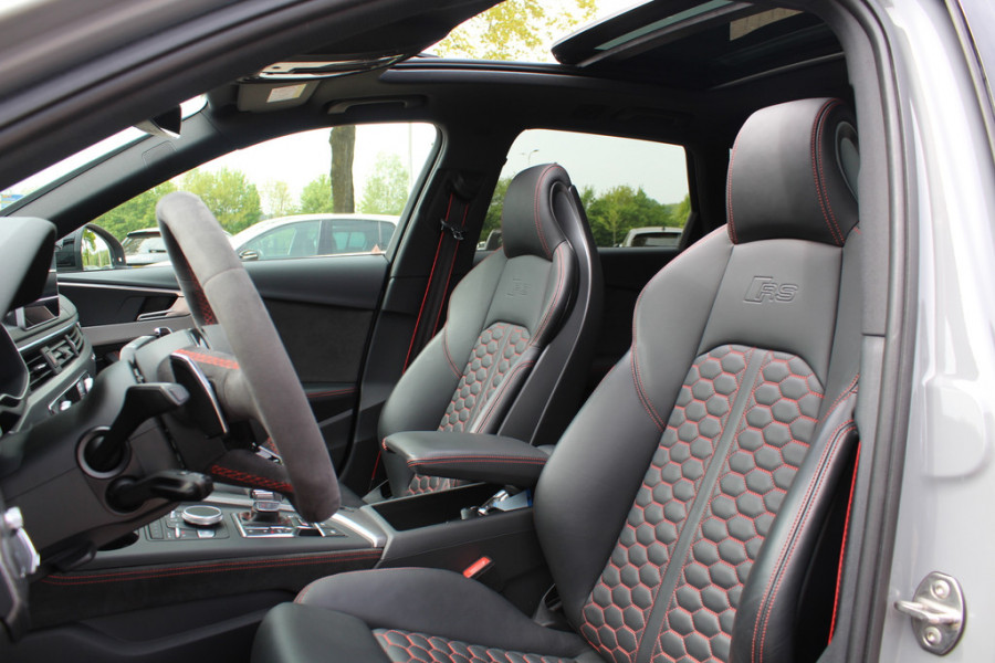 Audi RS4 Avant 2.9 TFSI quattro / Milltek / Panoramadak / Camera / Head-up / Sportuitlaat / 20'' / Luxe Leder / Dodehoek / Virtual Cockpit / Stoelmassage / B&O
