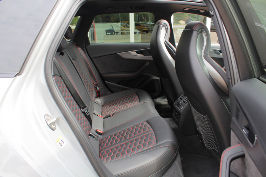 Audi RS4 Avant 2.9 TFSI quattro / Milltek / Panoramadak / Camera / Head-up / Sportuitlaat / 20'' / Luxe Leder / Dodehoek / Virtual Cockpit / Stoelmassage / B&O