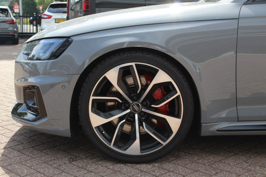 Audi RS4 Avant 2.9 TFSI quattro / Milltek / Panoramadak / Camera / Head-up / Sportuitlaat / 20'' / Luxe Leder / Dodehoek / Virtual Cockpit / Stoelmassage / B&O