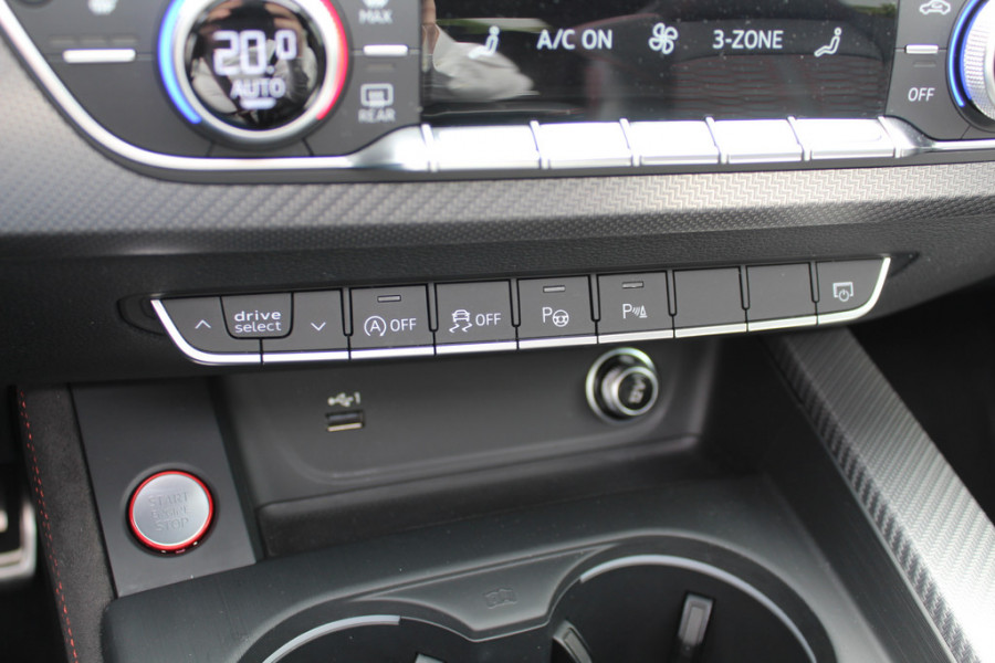 Audi RS4 Avant 2.9 TFSI quattro / Milltek / Panoramadak / Camera / Head-up / Sportuitlaat / 20'' / Luxe Leder / Dodehoek / Virtual Cockpit / Stoelmassage / B&O