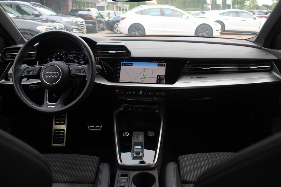 Audi A3 Sportback 30 TFSI S edition 32.429 km! / Virtual Cockpit / Apple CarPlay / Full LED / 17'' / Navigatie / Half leder / Parkeerhulp achter / ACC