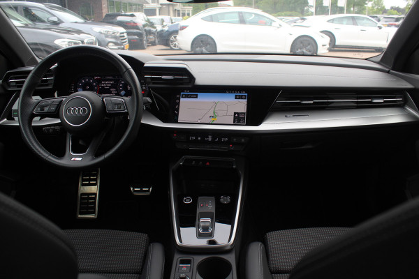 Audi A3 Sportback 30 TFSI S edition 32.429 km! / Virtual Cockpit / Apple CarPlay / Full LED / 17'' / Navigatie / Half leder / Parkeerhulp achter / ACC