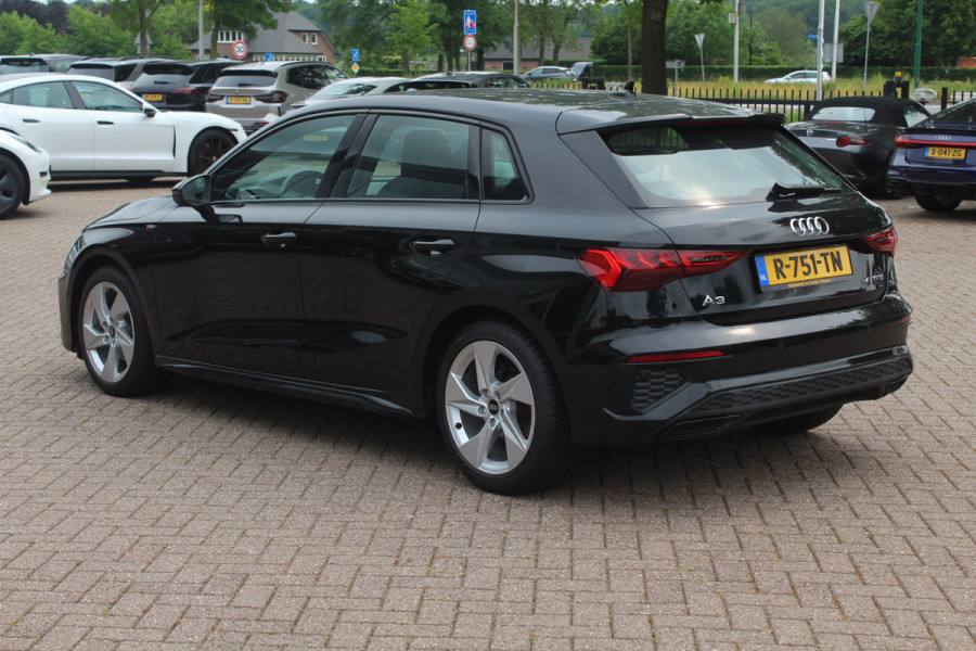 Audi A3 Sportback 30 TFSI S edition 32.429 km! / Virtual Cockpit / Apple CarPlay / Full LED / 17'' / Navigatie / Half leder / Parkeerhulp achter / ACC