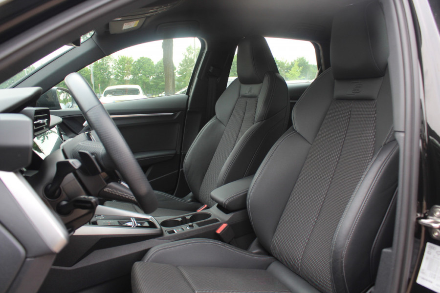 Audi A3 Sportback 30 TFSI S edition 32.429 km! / Virtual Cockpit / Apple CarPlay / Full LED / 17'' / Navigatie / Half leder / Parkeerhulp achter / ACC