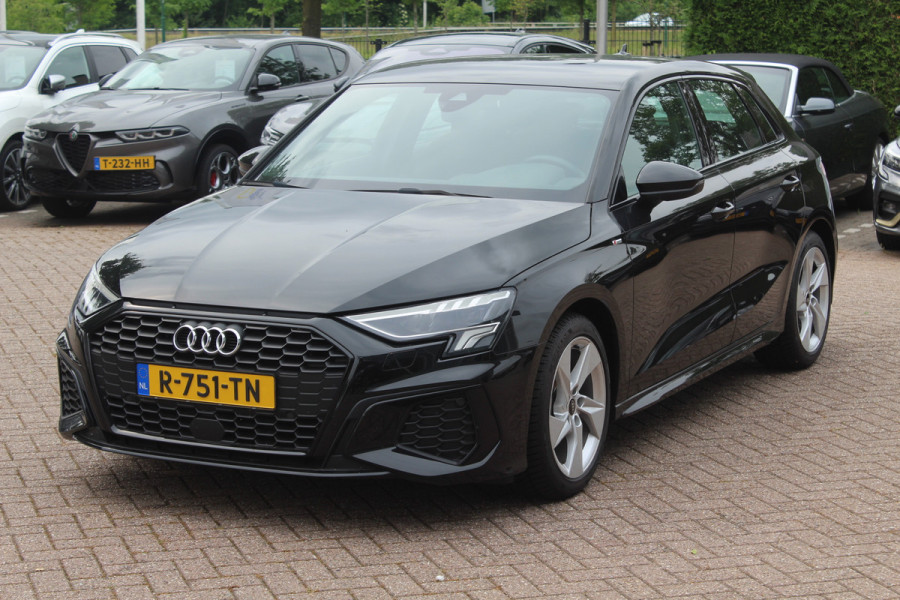 Audi A3 Sportback 30 TFSI S edition 32.429 km! / Virtual Cockpit / Apple CarPlay / Full LED / 17'' / Navigatie / Half leder / Parkeerhulp achter / ACC