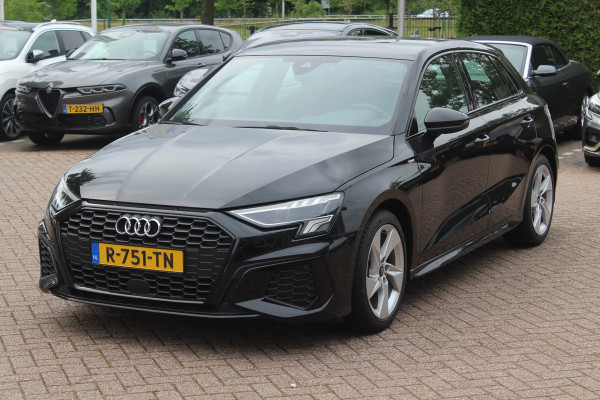 Audi A3 Sportback 30 TFSI S edition 32.429 km! / Virtual Cockpit / Apple CarPlay / Full LED / 17'' / Navigatie / Half leder / Parkeerhulp achter / ACC