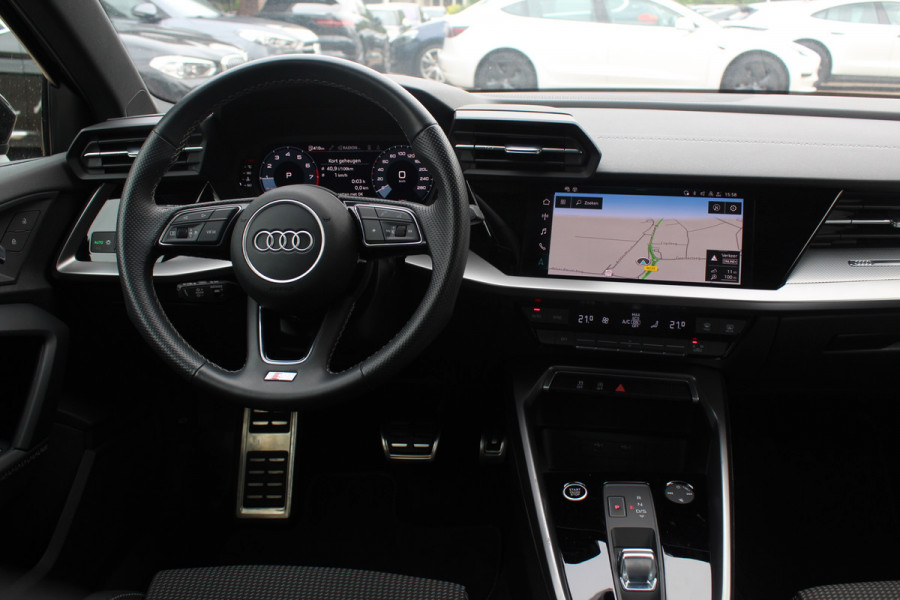 Audi A3 Sportback 30 TFSI S edition 32.429 km! / Virtual Cockpit / Apple CarPlay / Full LED / 17'' / Navigatie / Half leder / Parkeerhulp achter / ACC