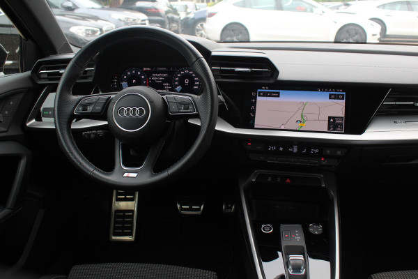Audi A3 Sportback 30 TFSI S edition 32.429 km! / Virtual Cockpit / Apple CarPlay / Full LED / 17'' / Navigatie / Half leder / Parkeerhulp achter / ACC