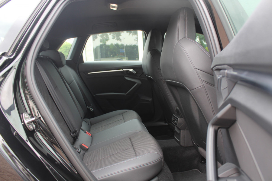 Audi A3 Sportback 30 TFSI S edition 32.429 km! / Virtual Cockpit / Apple CarPlay / Full LED / 17'' / Navigatie / Half leder / Parkeerhulp achter / ACC