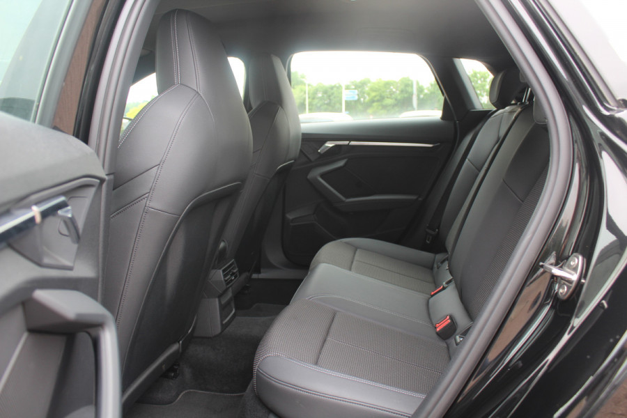 Audi A3 Sportback 30 TFSI S edition 32.429 km! / Virtual Cockpit / Apple CarPlay / Full LED / 17'' / Navigatie / Half leder / Parkeerhulp achter / ACC