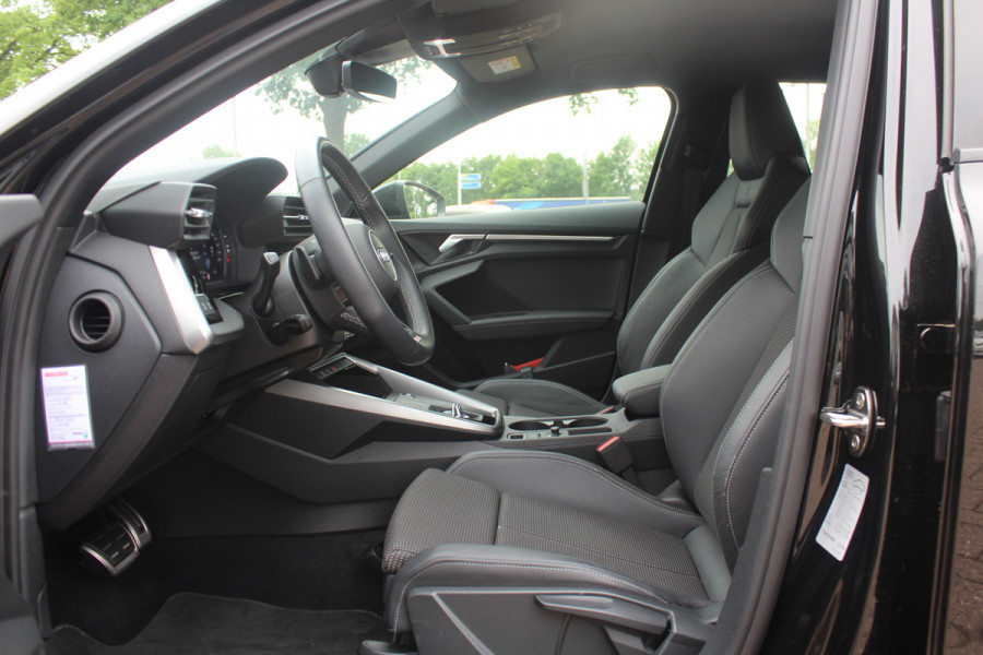 Audi A3 Sportback 30 TFSI S edition 32.429 km! / Virtual Cockpit / Apple CarPlay / Full LED / 17'' / Navigatie / Half leder / Parkeerhulp achter / ACC