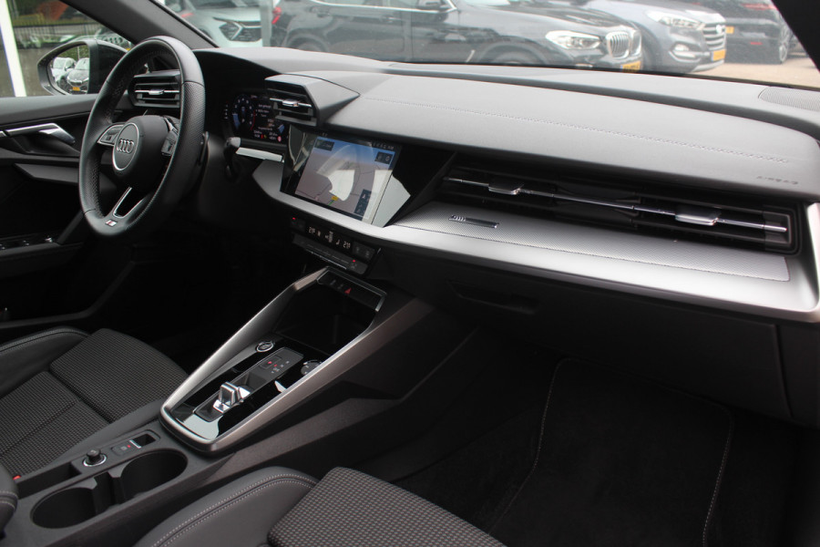 Audi A3 Sportback 30 TFSI S edition 32.429 km! / Virtual Cockpit / Apple CarPlay / Full LED / 17'' / Navigatie / Half leder / Parkeerhulp achter / ACC