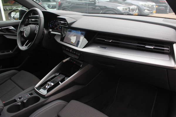 Audi A3 Sportback 30 TFSI S edition 32.429 km! / Virtual Cockpit / Apple CarPlay / Full LED / 17'' / Navigatie / Half leder / Parkeerhulp achter / ACC