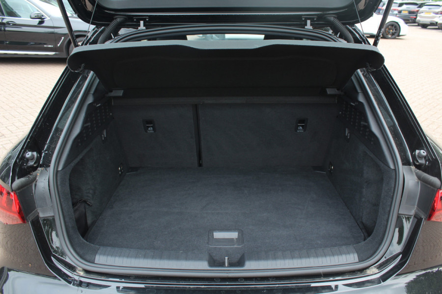 Audi A3 Sportback 30 TFSI S edition 32.429 km! / Virtual Cockpit / Apple CarPlay / Full LED / 17'' / Navigatie / Half leder / Parkeerhulp achter / ACC