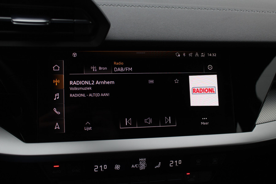 Audi A3 Sportback 30 TFSI S edition 32.429 km! / Virtual Cockpit / Apple CarPlay / Full LED / 17'' / Navigatie / Half leder / Parkeerhulp achter / ACC