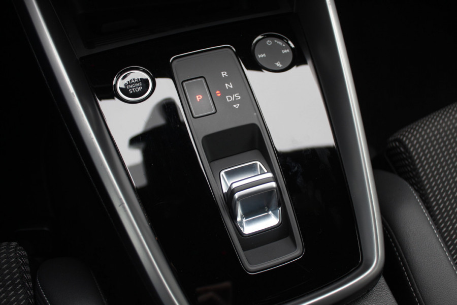 Audi A3 Sportback 30 TFSI S edition 32.429 km! / Virtual Cockpit / Apple CarPlay / Full LED / 17'' / Navigatie / Half leder / Parkeerhulp achter / ACC