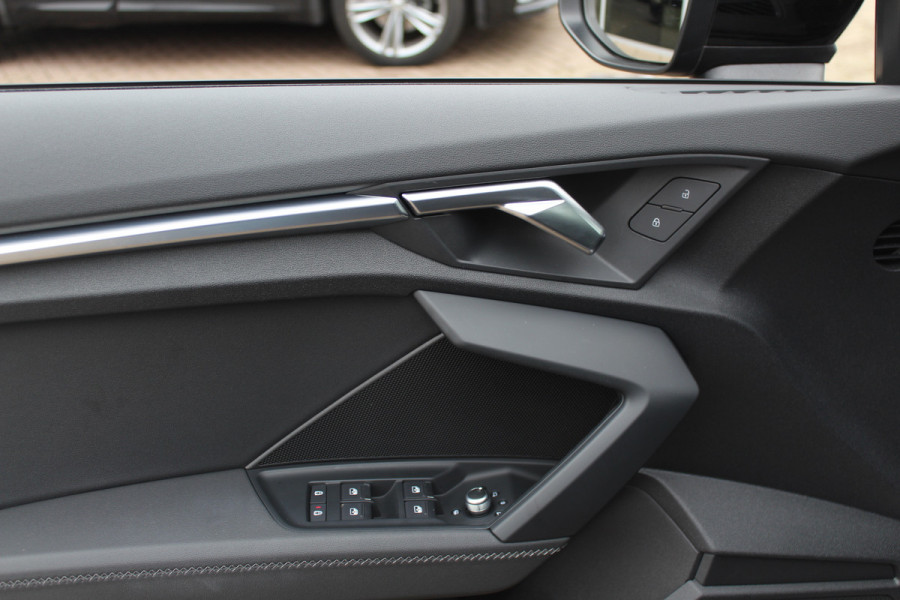 Audi A3 Sportback 30 TFSI S edition 32.429 km! / Virtual Cockpit / Apple CarPlay / Full LED / 17'' / Navigatie / Half leder / Parkeerhulp achter / ACC