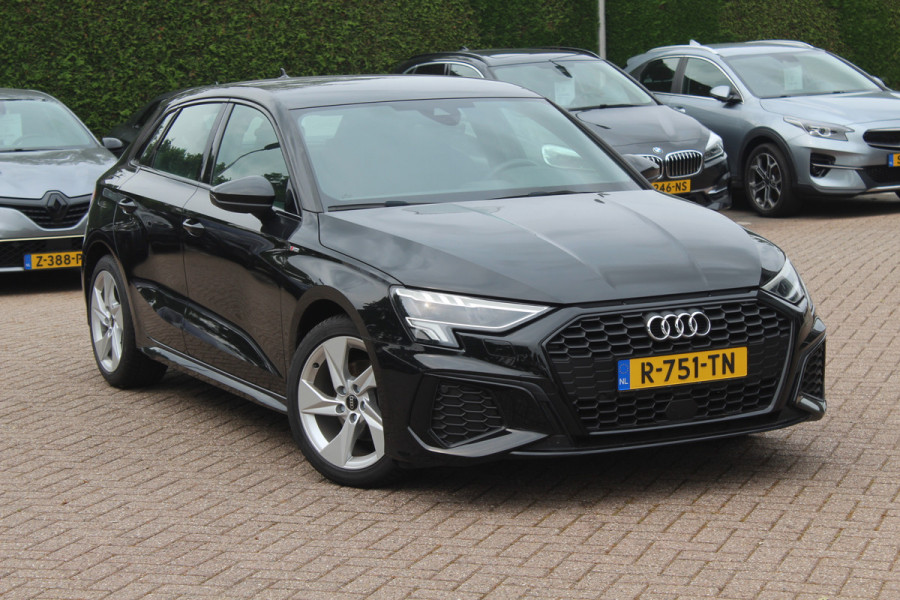 Audi A3 Sportback 30 TFSI S edition 32.429 km! / Virtual Cockpit / Apple CarPlay / Full LED / 17'' / Navigatie / Half leder / Parkeerhulp achter / ACC